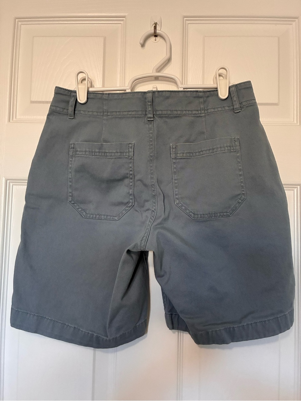 L.L. Bean Favorite Fit Shorts Womens Sz 4 Blue Gray Chino Flat Front Casual - Picture 2 of 11